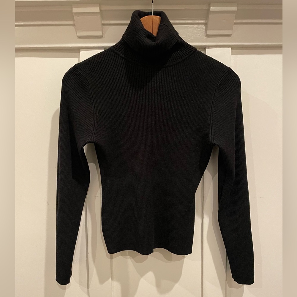 🖤Classic black rib turtleneck🖤 size M